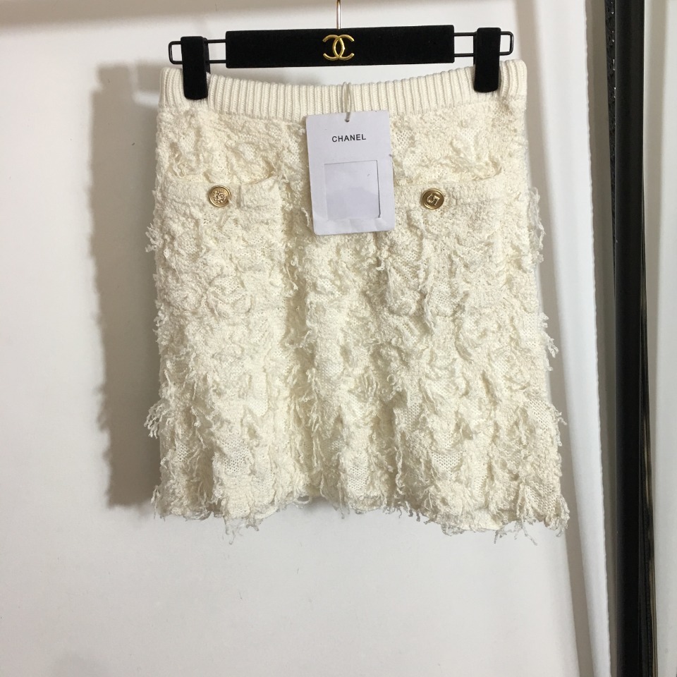 Knitted skirt from rivets