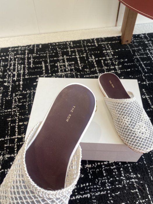 Шлепанцы женские фото 8