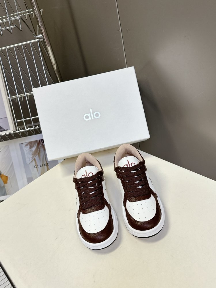 Кросівки жіночі