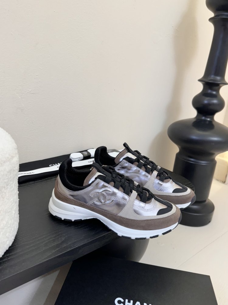 Кросівки жіночі фото 2