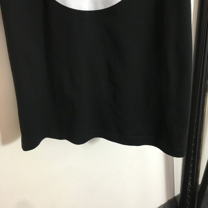 Модная черная футболка фото 3
