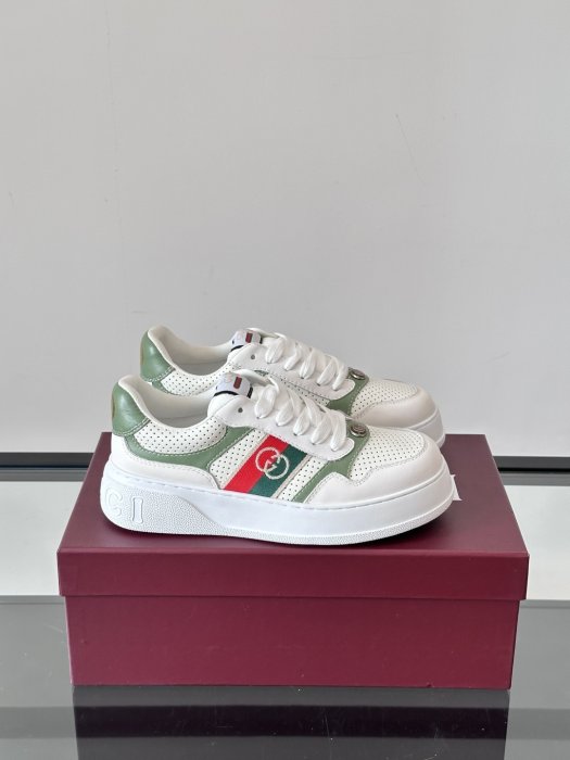 Кросівки чоловічі