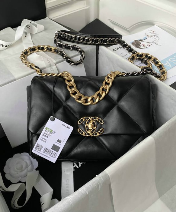 A bag women's Chanel 19