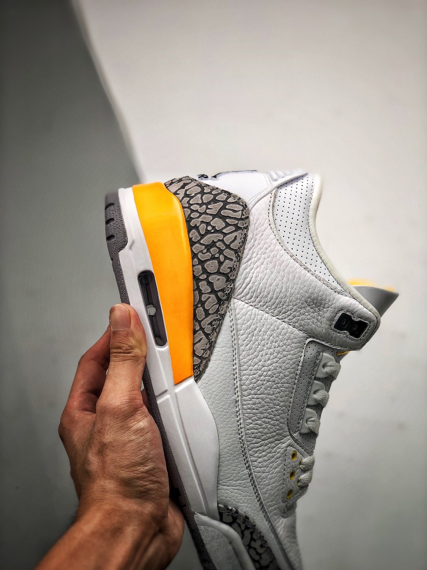 Кросівки Air Jordan 3 Retro Laser Orange фото 9