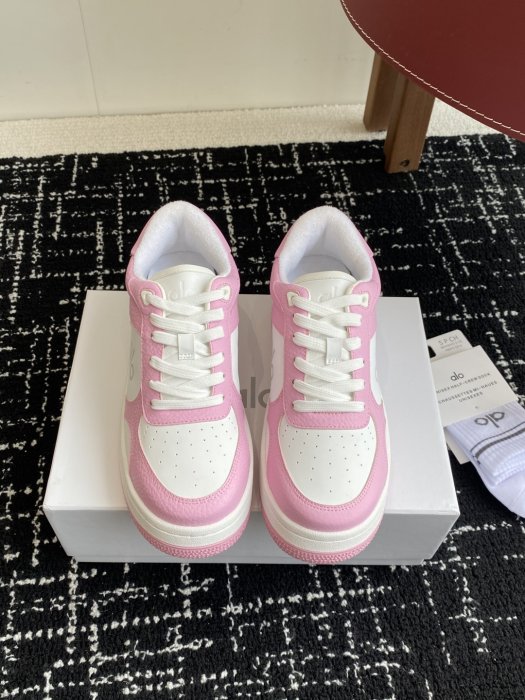 Кроссовки женские