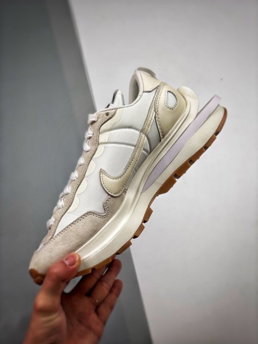 Sneakers Sacai x NK VaPorwaffle 3.0 White and Gum DD1875-100 фото 6