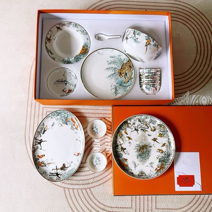 Set porcelain crockery of 41 of the subject фото 2