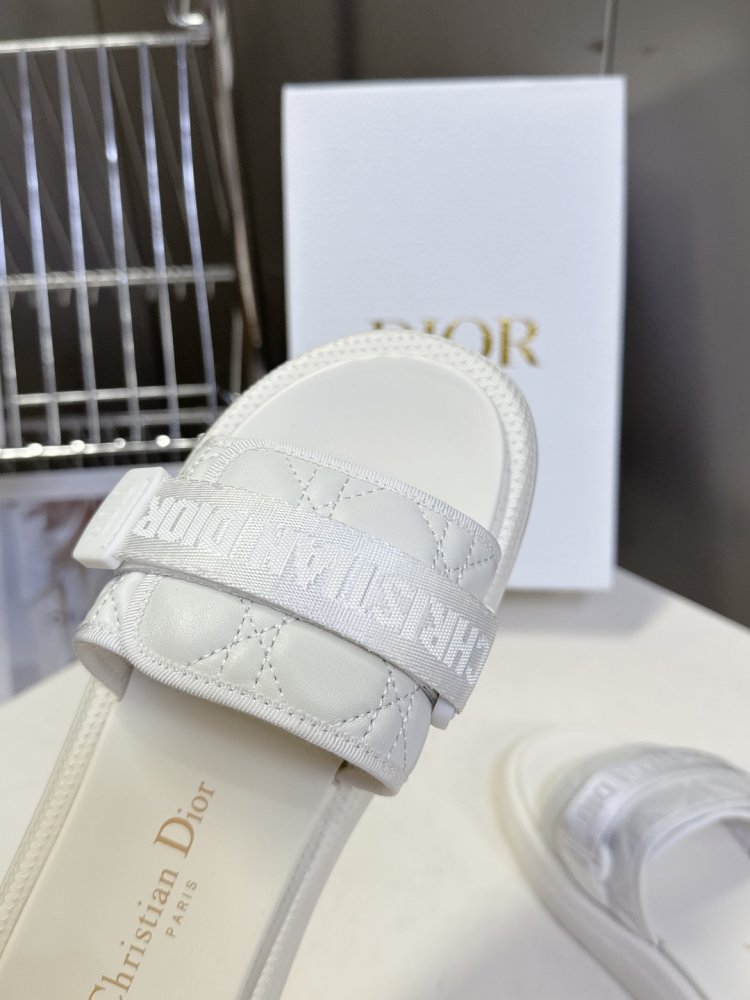 Шлепанцы женские фото 7