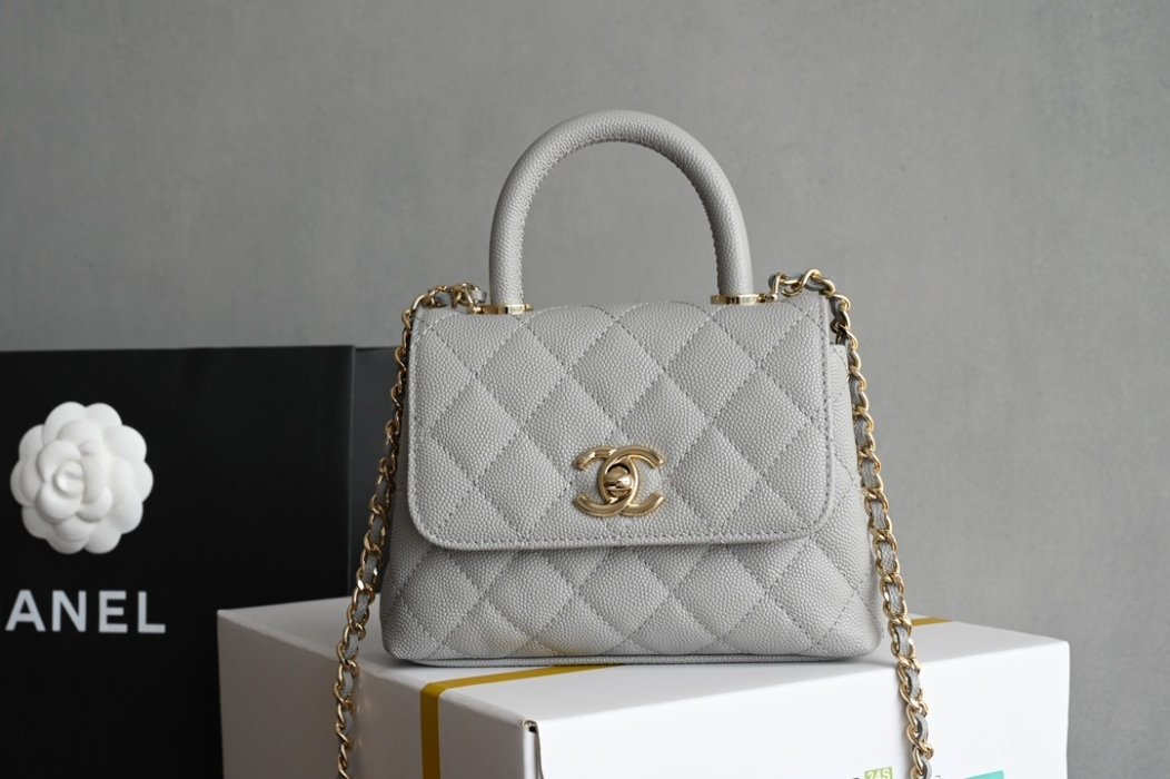 Сумка Chanel Coco Handle mini из зернистой кожи