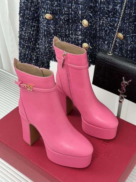 Ankle boots on high heel and platform фото 4