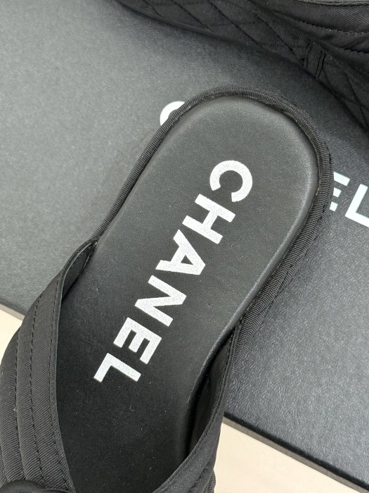 Шльопанці жіночі фото 8