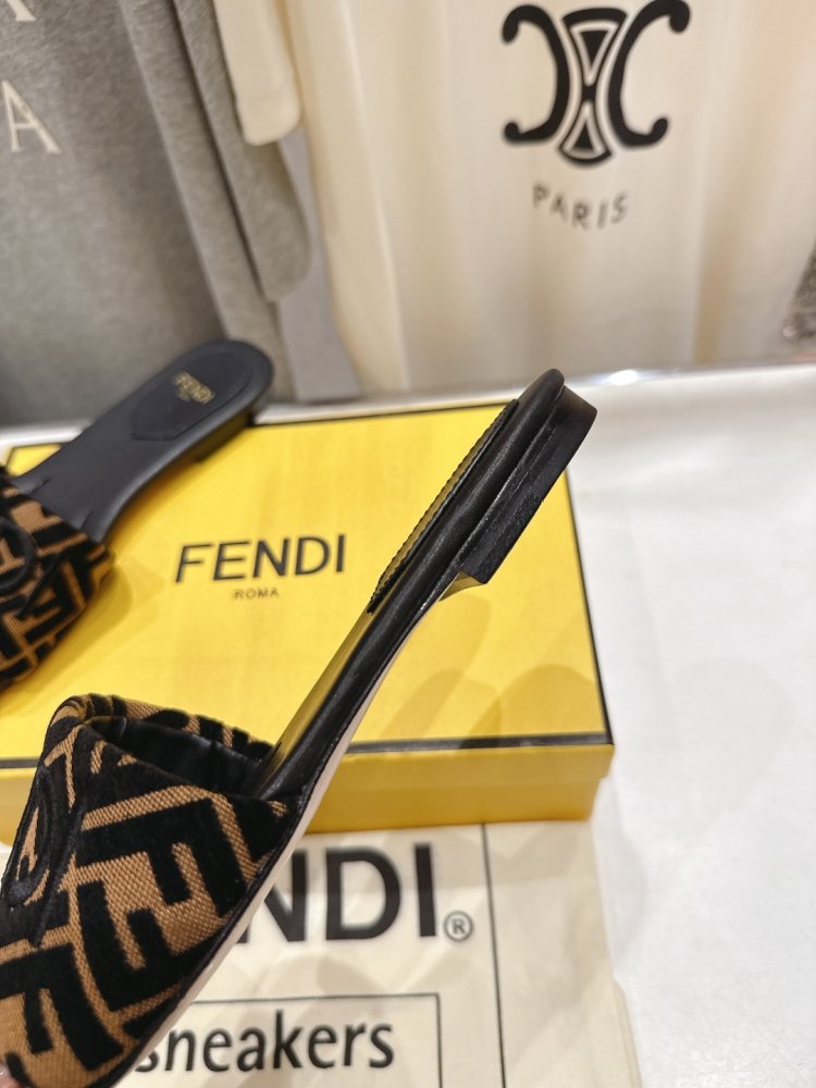 Шлепанцы женские фото 8