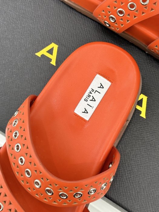 Шлепанцы женские фото 8