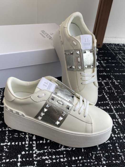 Кроссовки женские