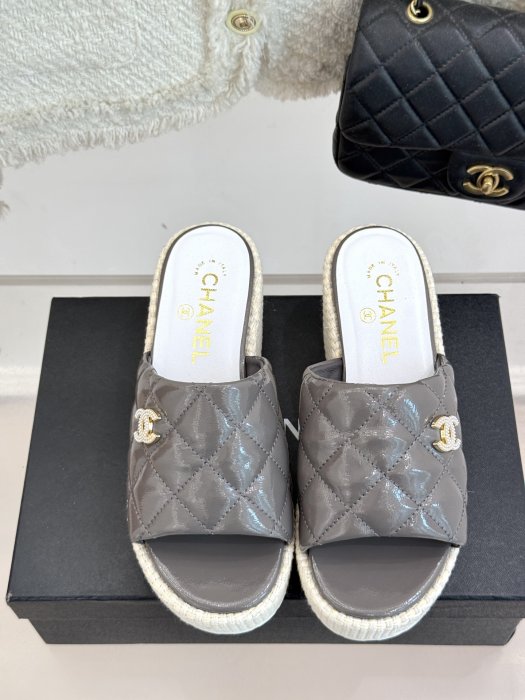 Шлепанцы женские фото 4