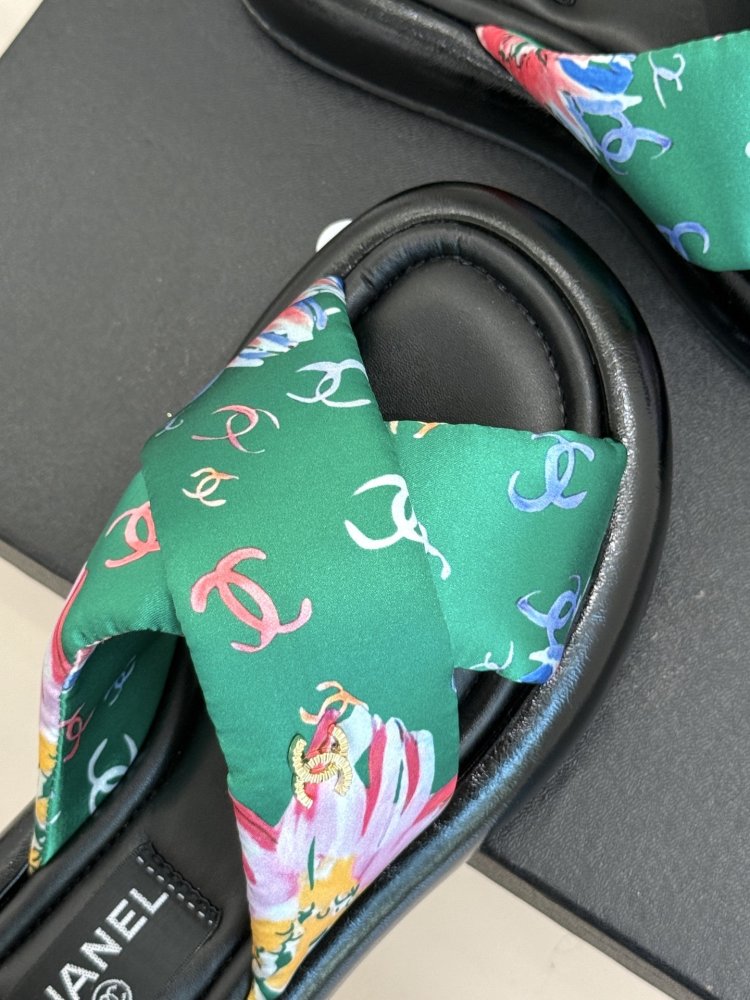 Шлепанцы женские фото 7