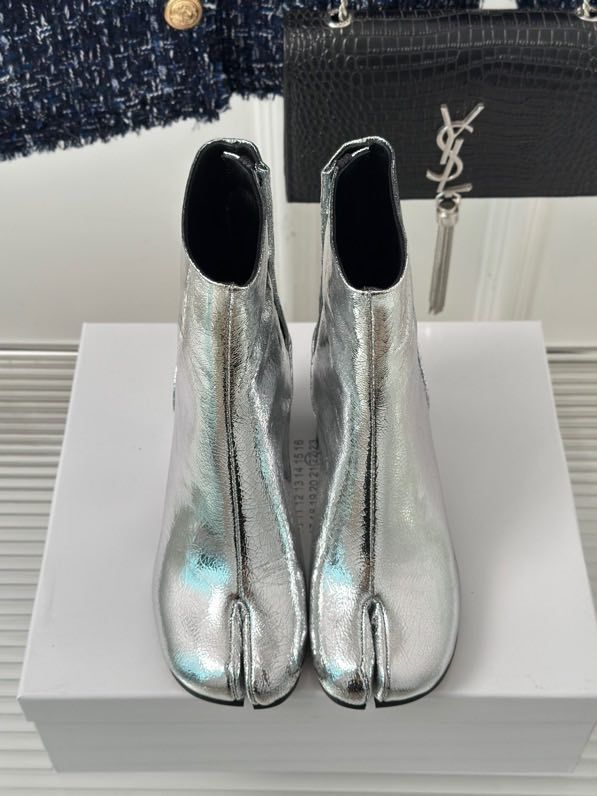 Кожаные женские ботинки с раздвоенным носком серебряные фото 6