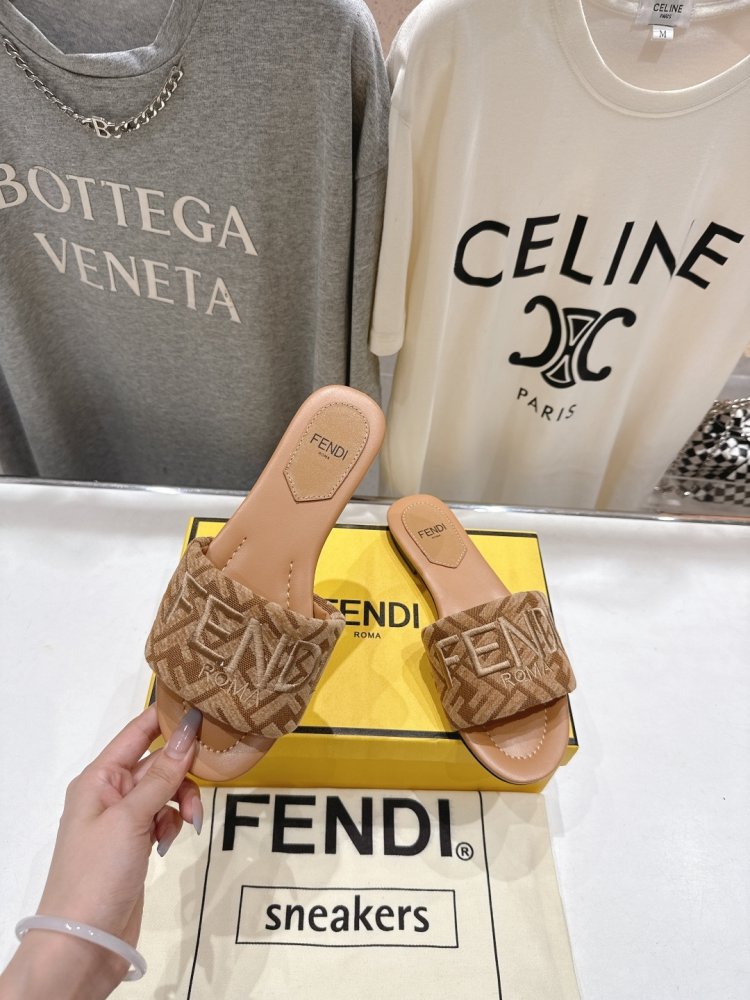 Шлепанцы женские фото 3