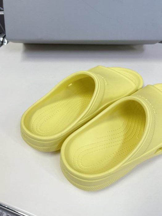 Шлепанцы женские фото 6