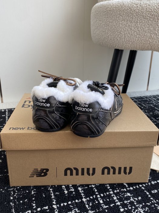 Sneakers on fur women's Miu Miu x New Balance 530 фото 8