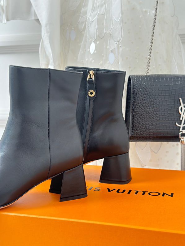 Boots women's leather on heel 5.5 cm фото 8