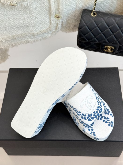 Шлепанцы женские фото 9