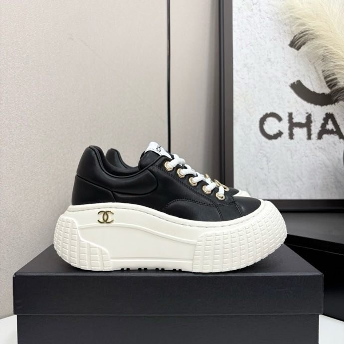 Кросівки жіночі