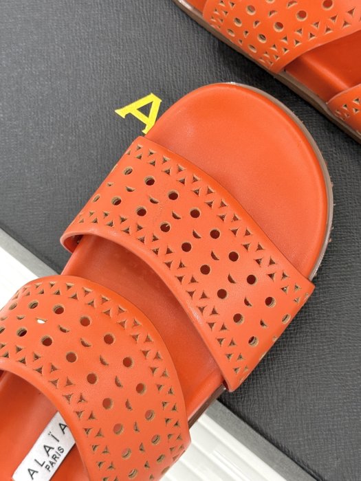 Шлепанцы женские фото 7