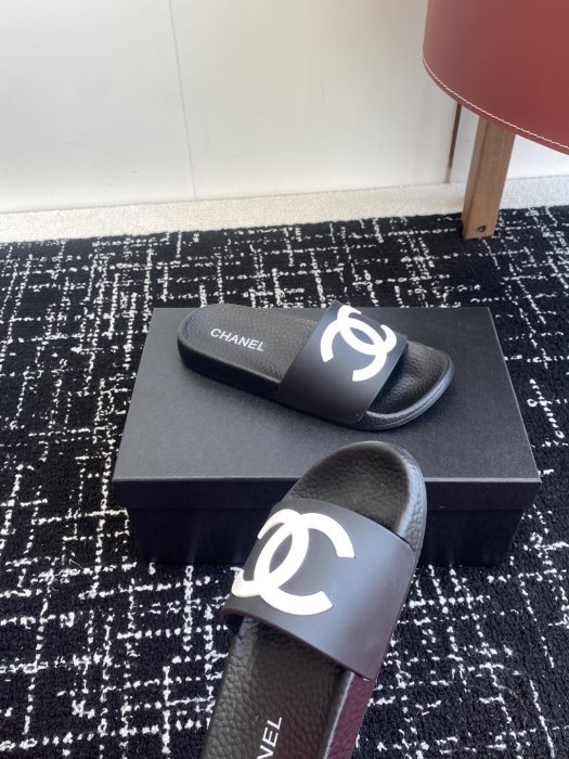 Шлепанцы женские фото 6