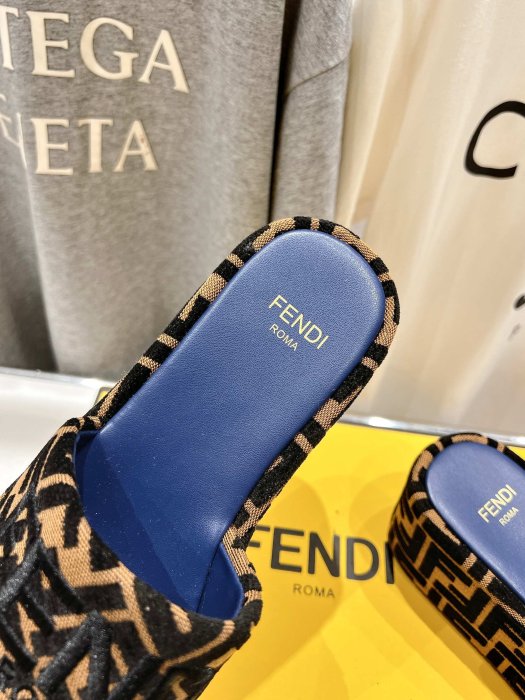 Шльопанці фото 6