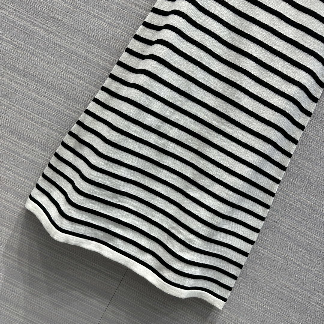 Вязаное платье в черно-белую полоску фото 6