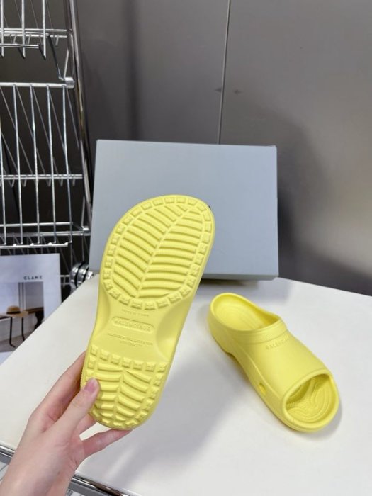 Шлепанцы женские фото 7