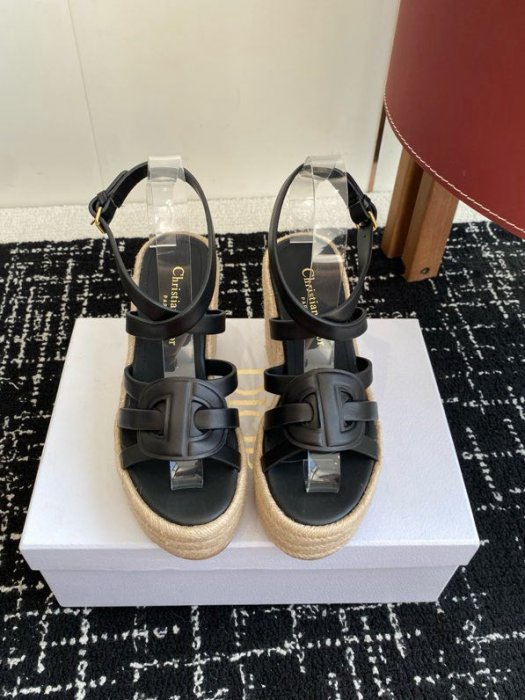 Sandals on platform