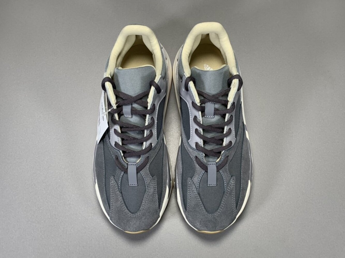 Sneakers YEEZY 700 BOOST MAGNET фото 3