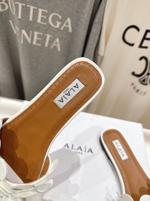 Шлепанцы женские фото 6