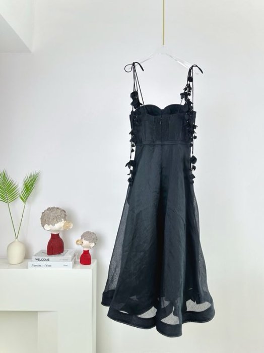 Шовкове Плаття, Сукня з серії WONDERLAND