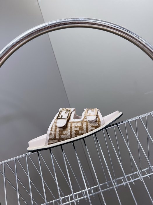 Шлепанцы женские фото 5