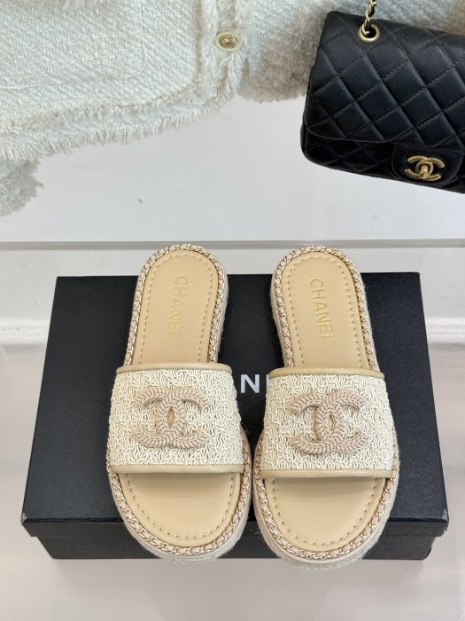 Шлепанцы женские фото 4