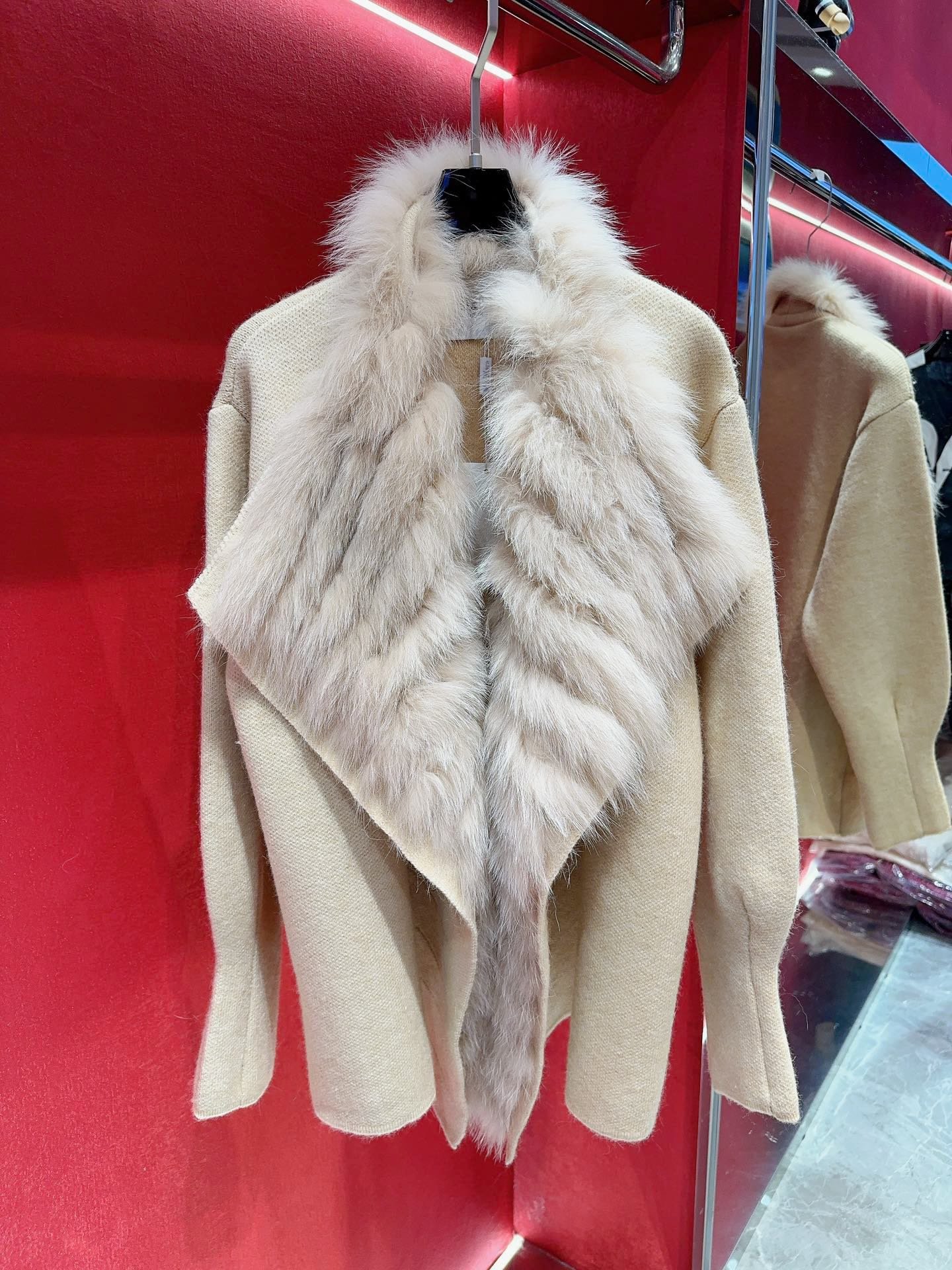 Пальто шерстяное с лисьим мехом