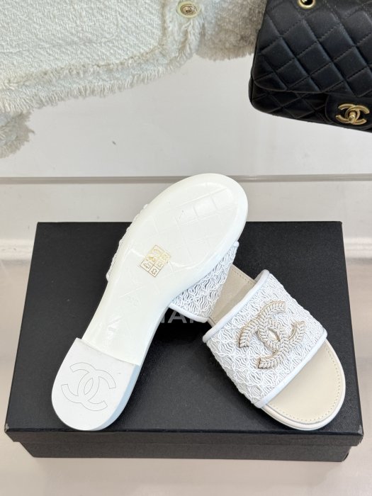 Шлепанцы женские фото 9