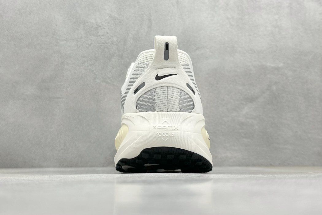 Кроссовки Zoom VOMERO 18 фото 6