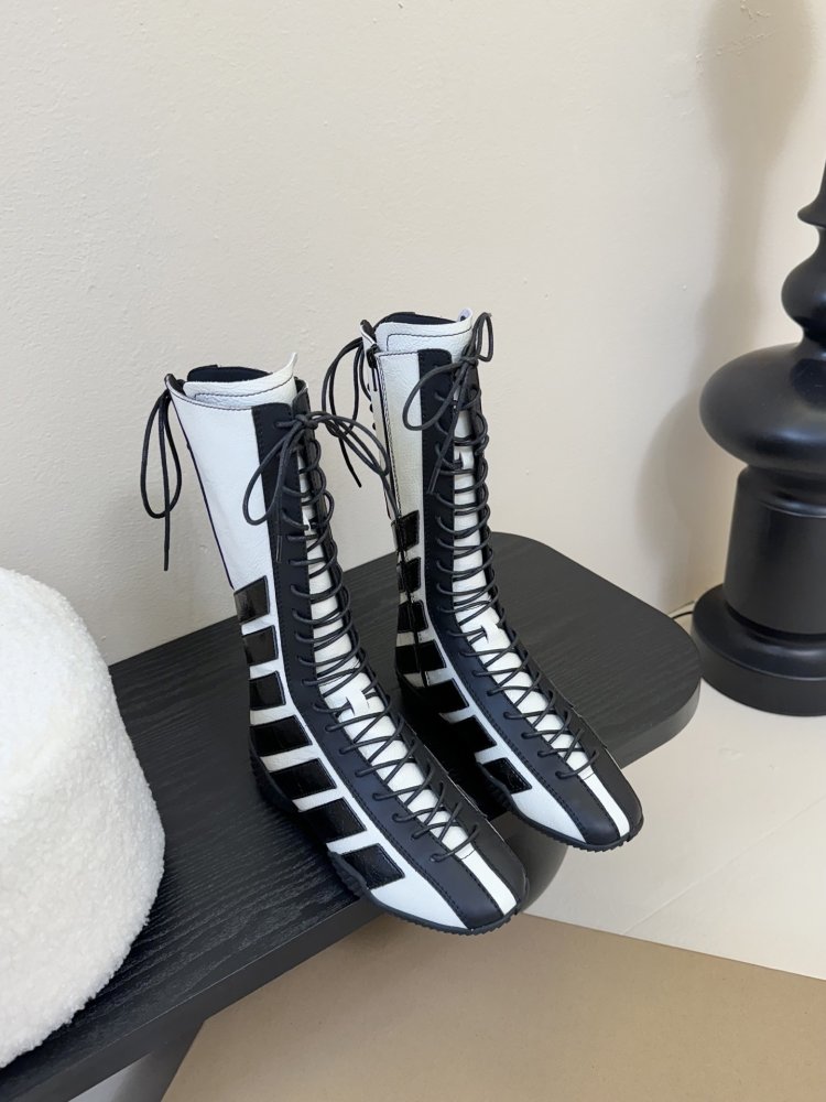 Чоботи жіночі на шнурівці