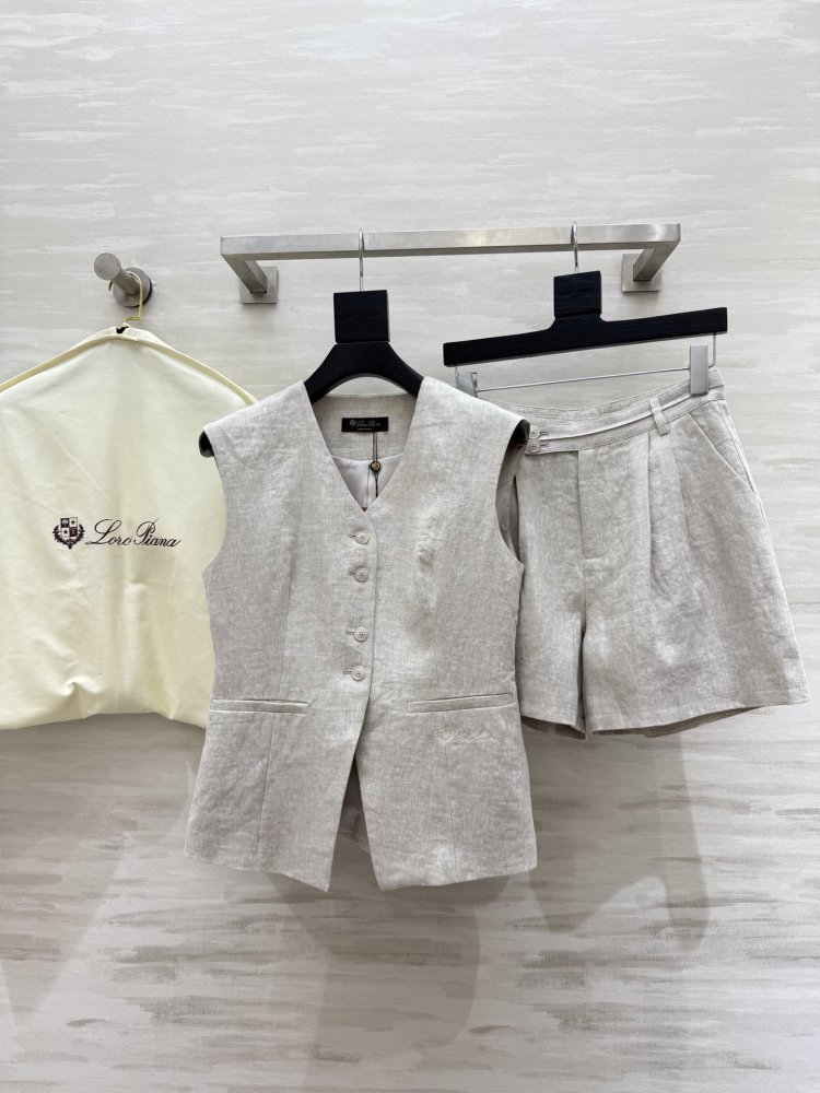 Костюм женский