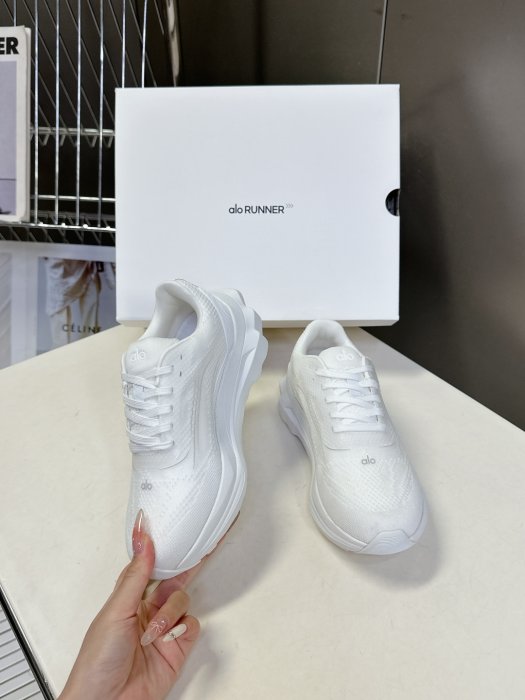 Кроссовки женские фото 4