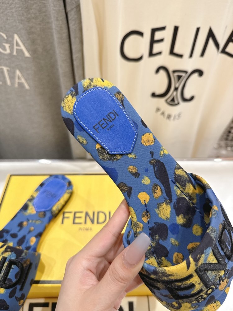 Шлепанцы женские фото 5