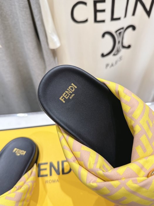 Шлепанцы женские фото 6