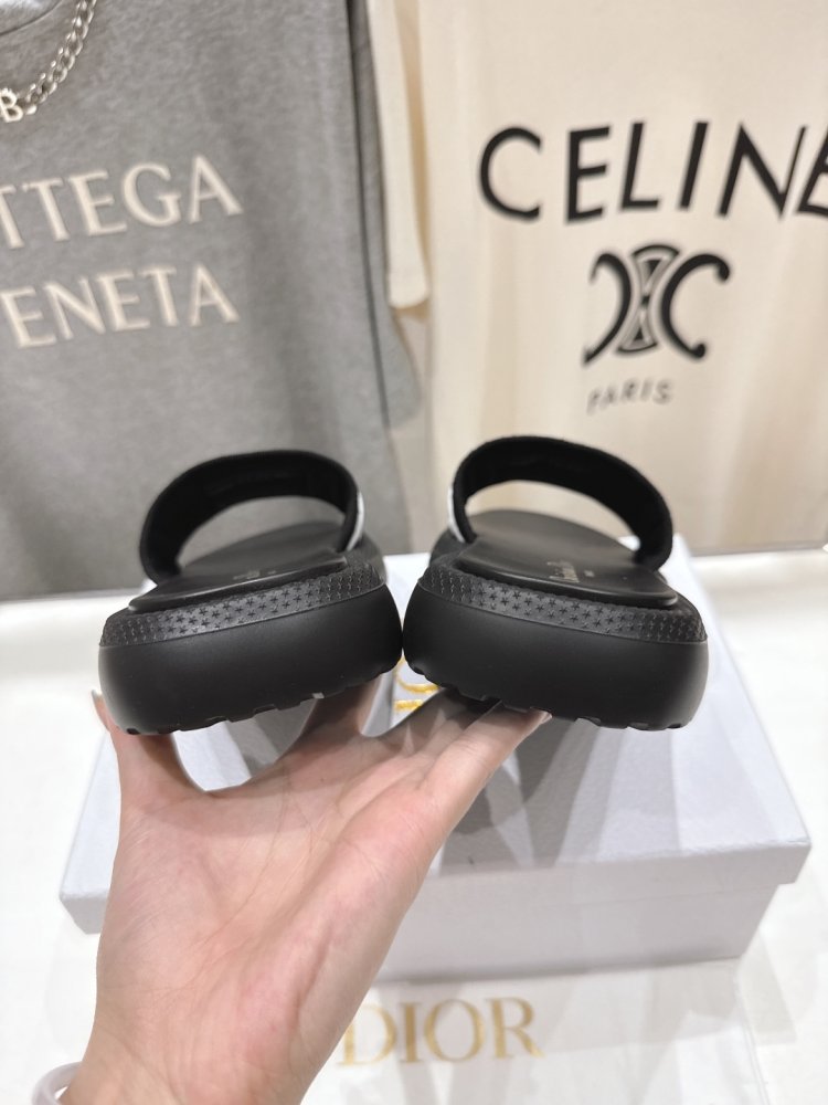 Шлепанцы женские фото 8