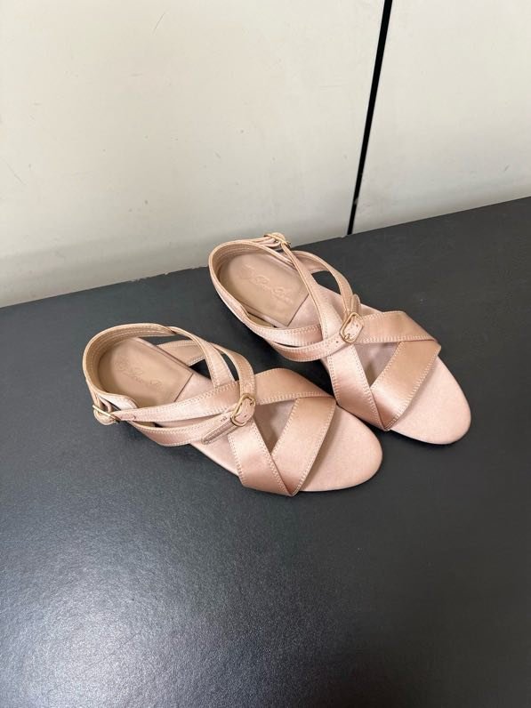 Сандалі жіночі фото 2