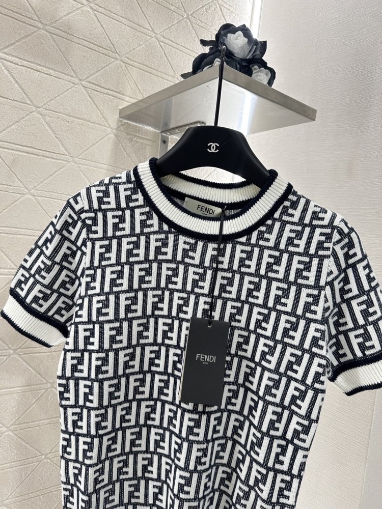 T-shirt women's фото 3