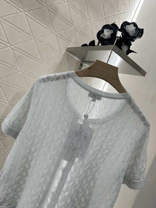 T-shirt women's фото 4